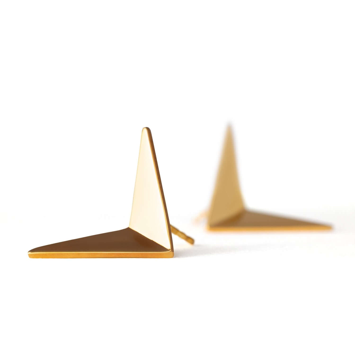 Large gold earrings inspired by the migratory birds