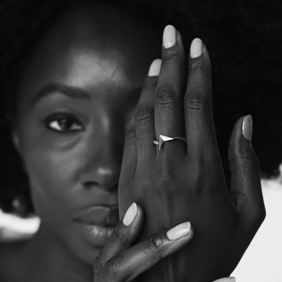 Minimalist ring inspired by the migratory bird