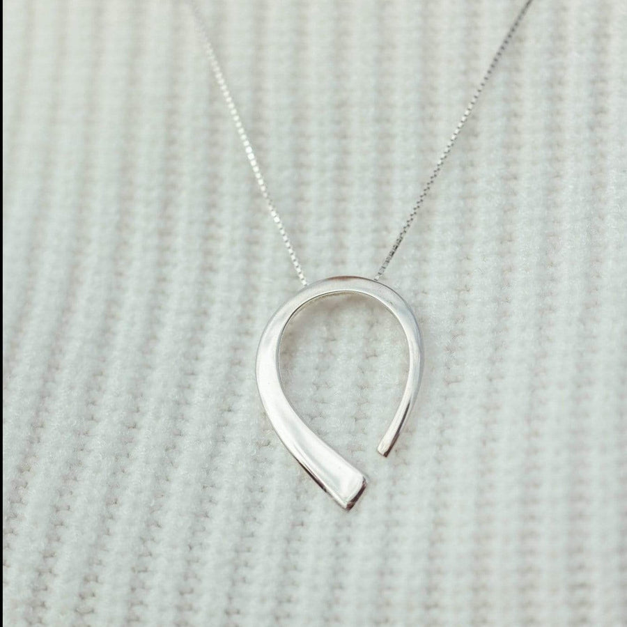 Necklace with a rounded shape